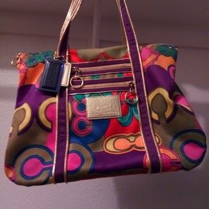 VERY PRETTY AUTHENTIC COACH PURSE
